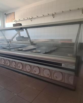 Banco e cella frigo da macelleria, + attrezzature