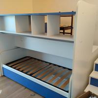 Struttura letto con ampia scrivania sopra