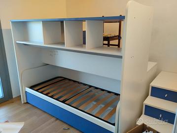 Struttura letto con ampia scrivania sopra