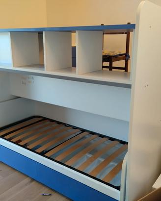 Struttura letto con ampia scrivania sopra
