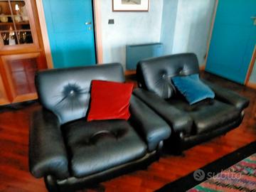 divano e poltrone in pelle nera 