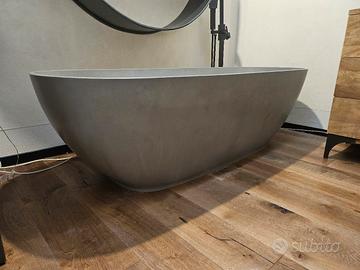 vasca freestanding design resina  grigio cemento