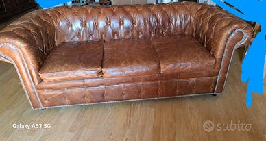 Divano Chesterfield  in  pelle 3 posti
