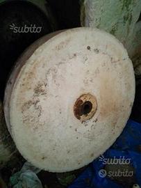 Ruote frantoio antiche e recinto