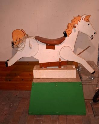 Cavallo a dondolo motorizzato