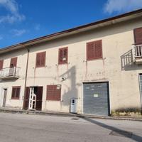 Fabbricato di 180 mq con box auto e terrazzo