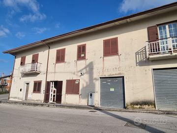 Fabbricato di 180 mq con box auto e terrazzo