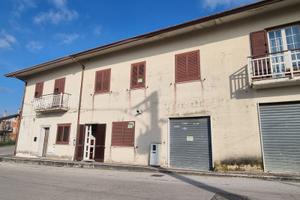 Fabbricato di 180 mq con box auto e terrazzo