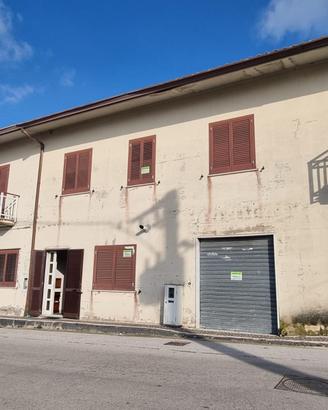 Fabbricato di 180 mq con box auto e terrazzo