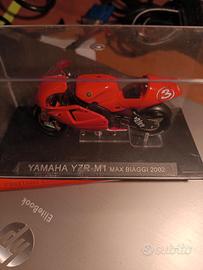 Max Biaggi Yamaha 2002 modellino moto 