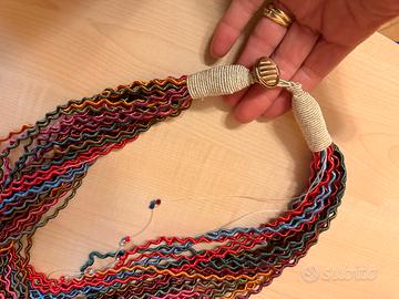Collana con fili in seta