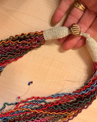 Collana con fili in seta