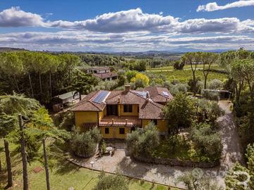 Spaziosa proprietà con piscina, campo da tennis e
