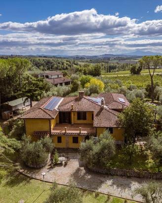 Spaziosa proprietà con piscina, campo da tennis e