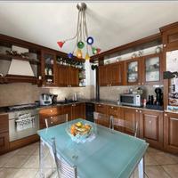 Cucina in legno massello con top in marmo completa