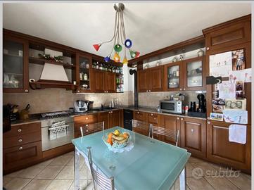 Cucina in legno massello con top in marmo completa