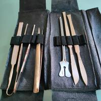 Set di vecchi ferri chirurgici da collezione. 