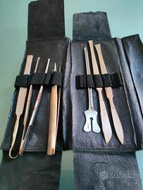 Set di vecchi ferri chirurgici da collezione. 