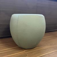 Pouf rivestito in eco pelle