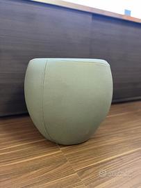 Pouf rivestito in eco pelle