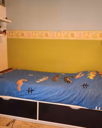 Struttura di letto singolo con cassetti