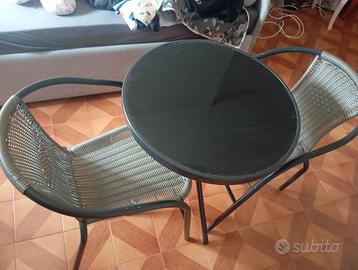 Tavolino giardino o balcone con due seggiole fumé