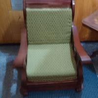 Poltrona in legno massello reimbottita e rivestita