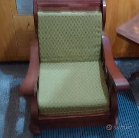 Poltrona in legno massello reimbottita e rivestita