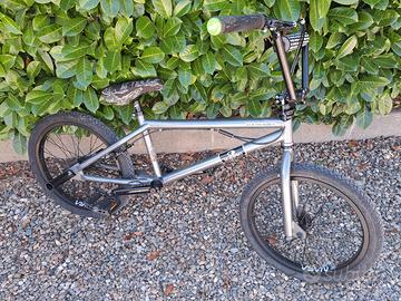 bmx customizzata con tantissimi accessori
