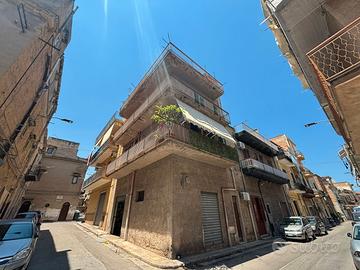 1° piano di 2 vani pressi arco del padre eterno A8