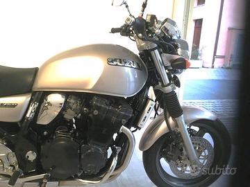 Moto Suzuki GSX 750cc HINAZUMA