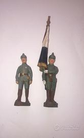 vecchi soldatini portabandiera e non.  Elastolin