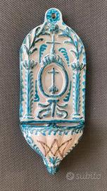Acquasantiera da parete in ceramica smaltata