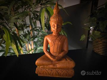 Buddha in Legno Chiaro Scolpito a Mano