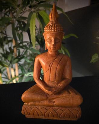 Buddha in Legno Chiaro Scolpito a Mano