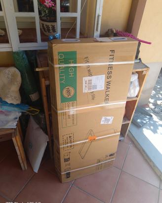 Tapis roulant e panca con manubri