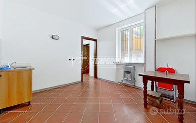 ST245 - BILOCALE PIANO TERRA CON POSTO AUTO E CORT