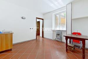 ST245 - BILOCALE PIANO TERRA CON POSTO AUTO E CORT