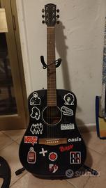 Chitarra acustica con corde e sostegno