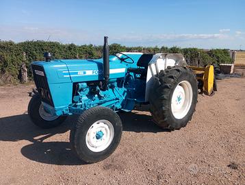 Trattore Ford completo di fresa