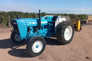 Trattore Ford completo di fresa