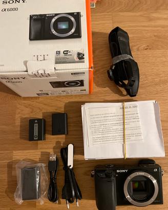 Sony a6000 + 2 batterie + alimentatore