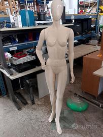 manichino con base in vetro