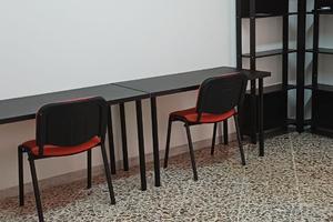 Stanza singola uso studio arredata