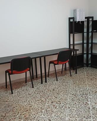 Stanza singola uso studio arredata