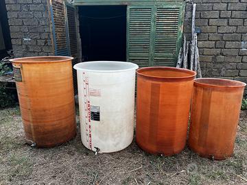 4 vasche/botti in vetroresina alimentare per vino