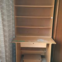 scrivania con libreria