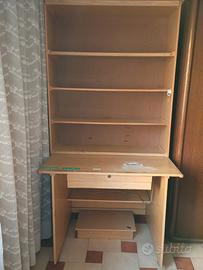 scrivania con libreria