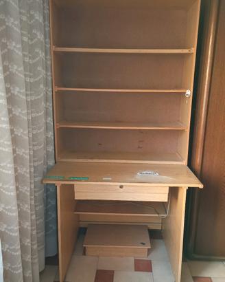 scrivania con libreria