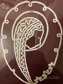 Quadro Madonna all’uncinetto su base rossa+cornice